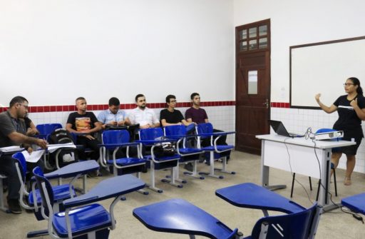 Alunos de Química contemplados pela nova grade assistem à aula.