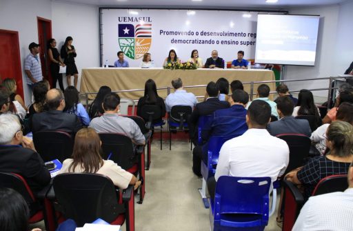Reunião, no auditório da UEMASUL, entre gestores públicos municipais, membros do Ministério Público, Controladoria Geral da União, Tribunal de Contas, UEMASUL e Fundação Sousândrade.