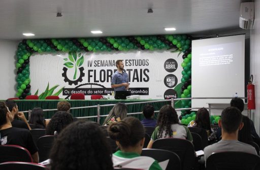 Acadêmicos acompanham palestras e minicursos que debatem temas voltados à área florestal.