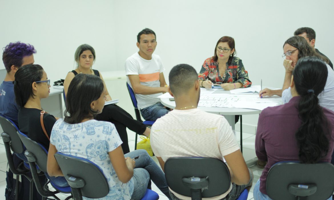 Alunos do movimento estudantil da UEMASUL e professores reunidos em reunião.