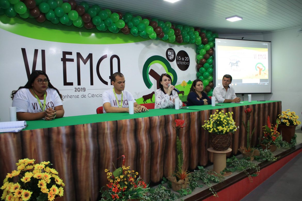 Organizadores do EMCA compõem a mesa do auditório da UEMASUL para encerramento das atividades.