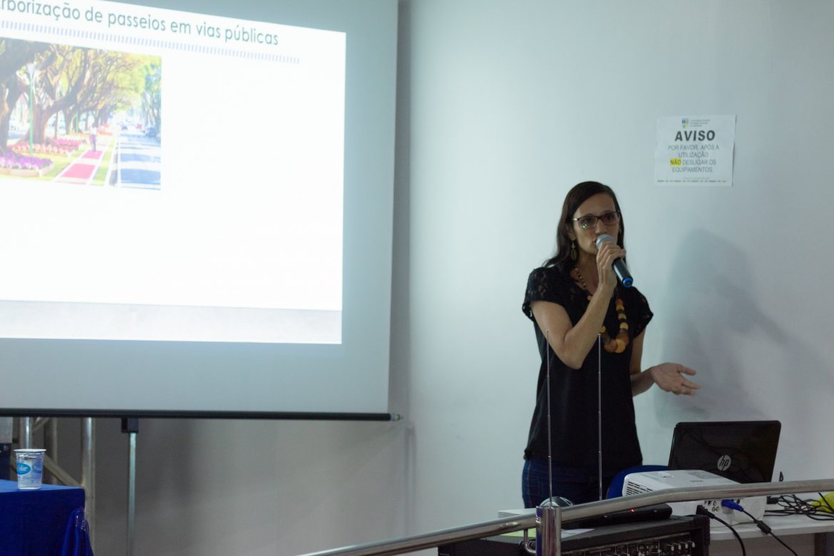 Professora da UEMASUL durante palestra sobre arborização de passeios em vias públicas no Dia mundial do Meio Ambiente.