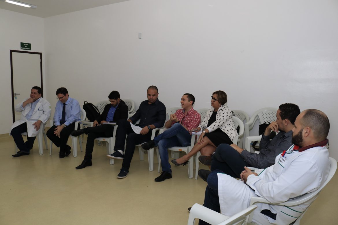 Comissão do curso de Medicina reunida em uma sala discutindo propostas para o melhoramento do curso. 