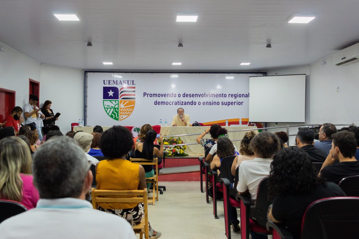 Alunos, visitantes, funcionários e professores reunidos no auditório da UEMASUL, durante a palestra do jornalista Fernando Morais.