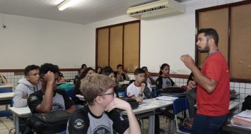 Alunos reunidos na sala de aula prestam atenção nas explicações da equipe de Pró-Reitoria da UEMASUL.