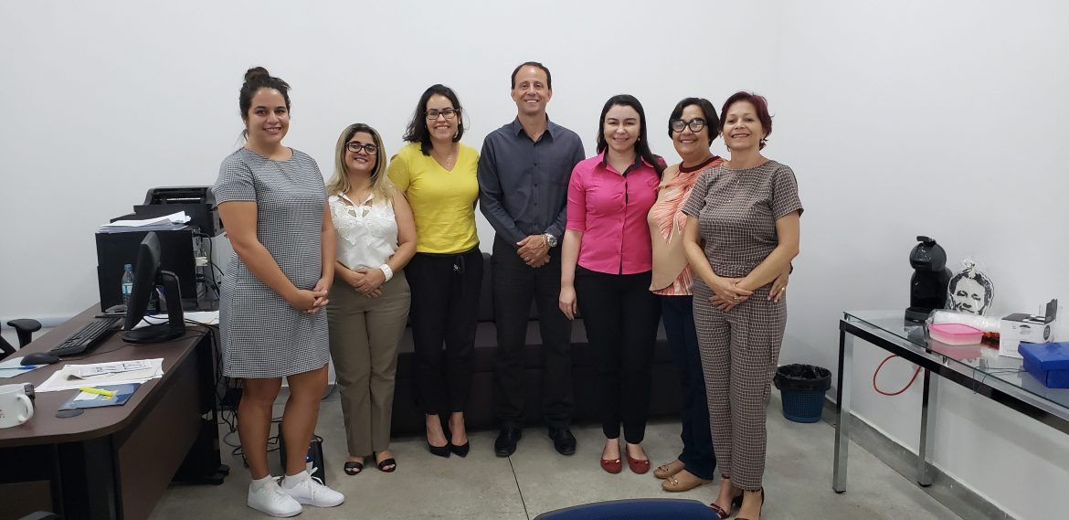 Comissão de implantação do curso de Medicina da UEMASUL e da Organização Pan-Americana de Saúde reunidos em uma sala, durante visita técnica na Universidade Federal de Roraima.