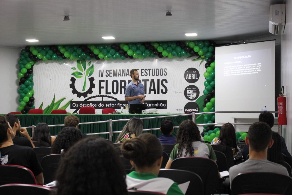 Acadêmicos acompanham palestras e minicursos que debatem temas voltados à área florestal.