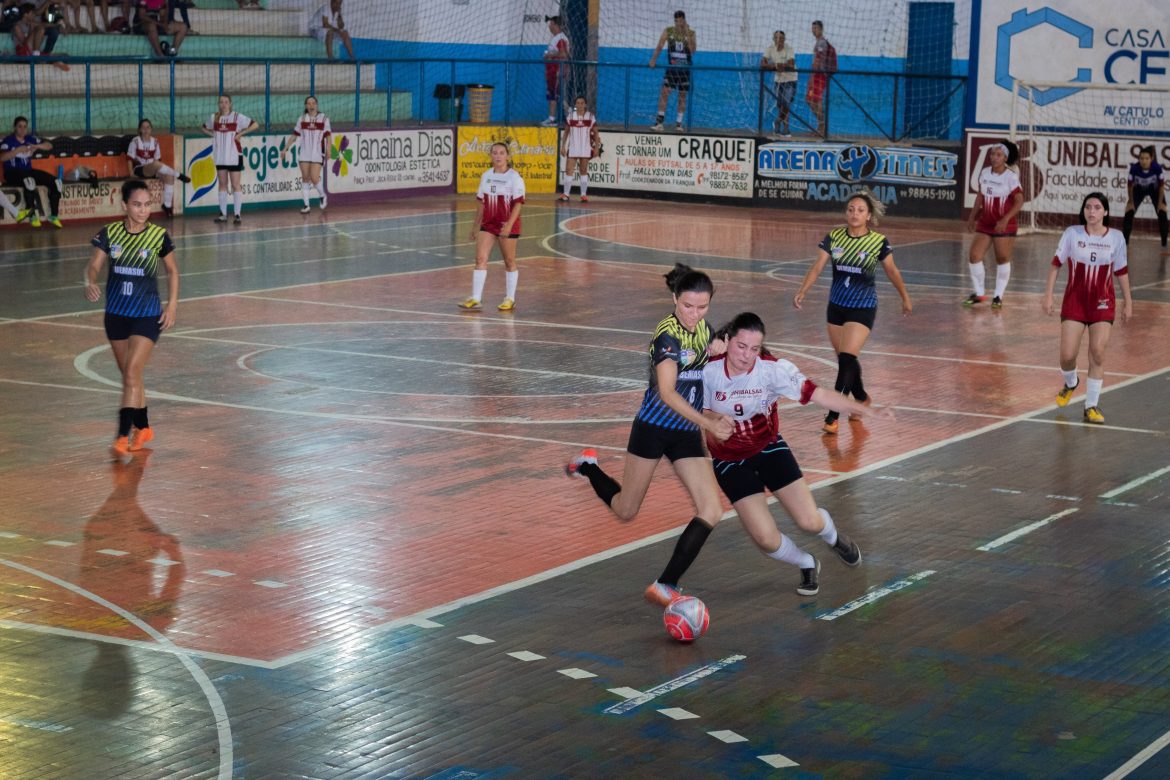 Time feminino de futsal da UEMASUL em partida contra time oponente.