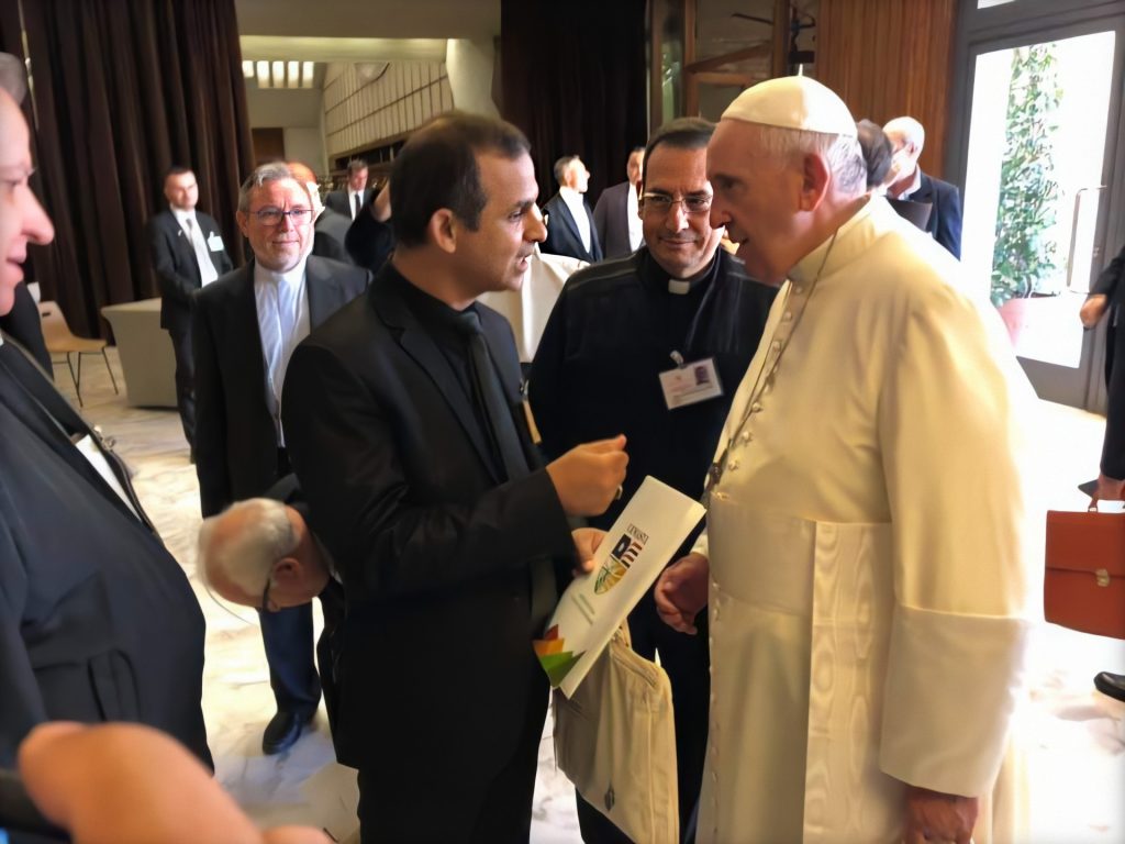 Professor Moab César conversa com Papa e entrega mensagem da UEMASUL.