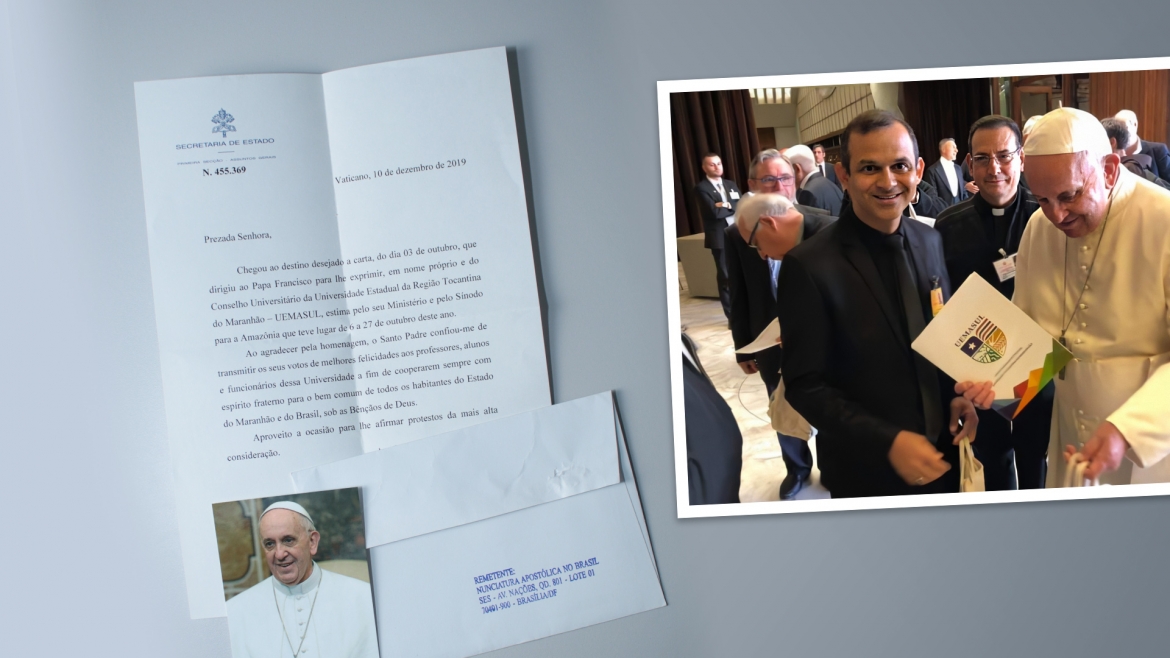 À direita temos o professor da UEMASUL entregando a carta para o Papa e à esquerda temos a carta de resposta do Papa Francisco.