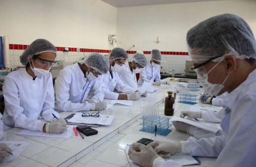 Estudantes em laboratório da UEMASUL realizam procedimentos científicos.