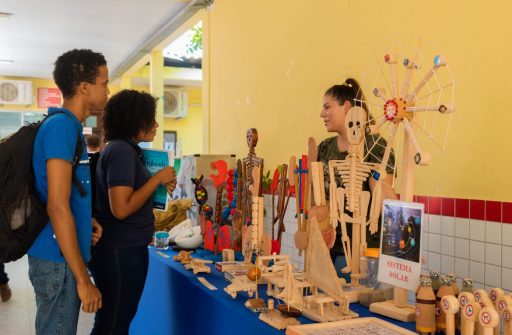 Alunos do curso de Biologia expõem, na UEMASUL, objetos produzidos com a fibra do buriti.
