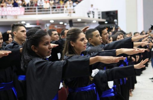 Momento em que os formandos fazem o juramento durante a solenidade de outorga de grau na Primeira Igreja Batista de Imperatriz.