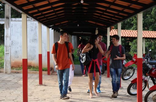 Acadêmicos conversando enquanto caminham em um corredor da UEMASUL.