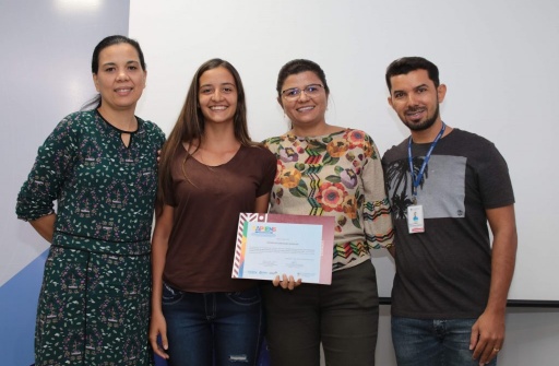 Acadêmica recebe premiação de professores da UEMASUL.